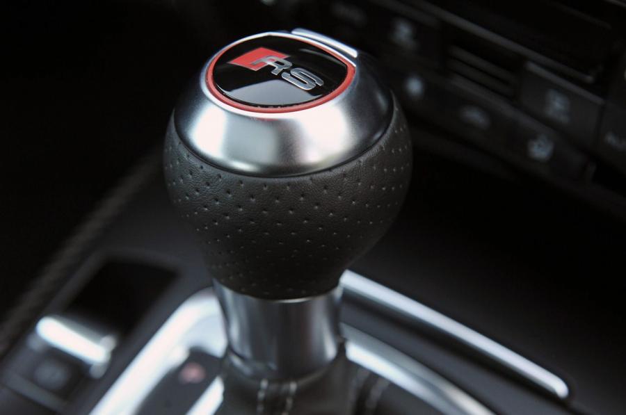 Детали интерьера Audi RS5 Coupe 2012 года  (NA) (фото 27 из 104)